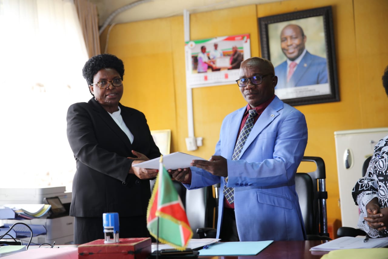 Remise et reprise entre le Ministre entrant Son Excellence Monsieur Arthémon KATIHABWA  et Madame Domine BANYANKIMBONA Ministre sortant